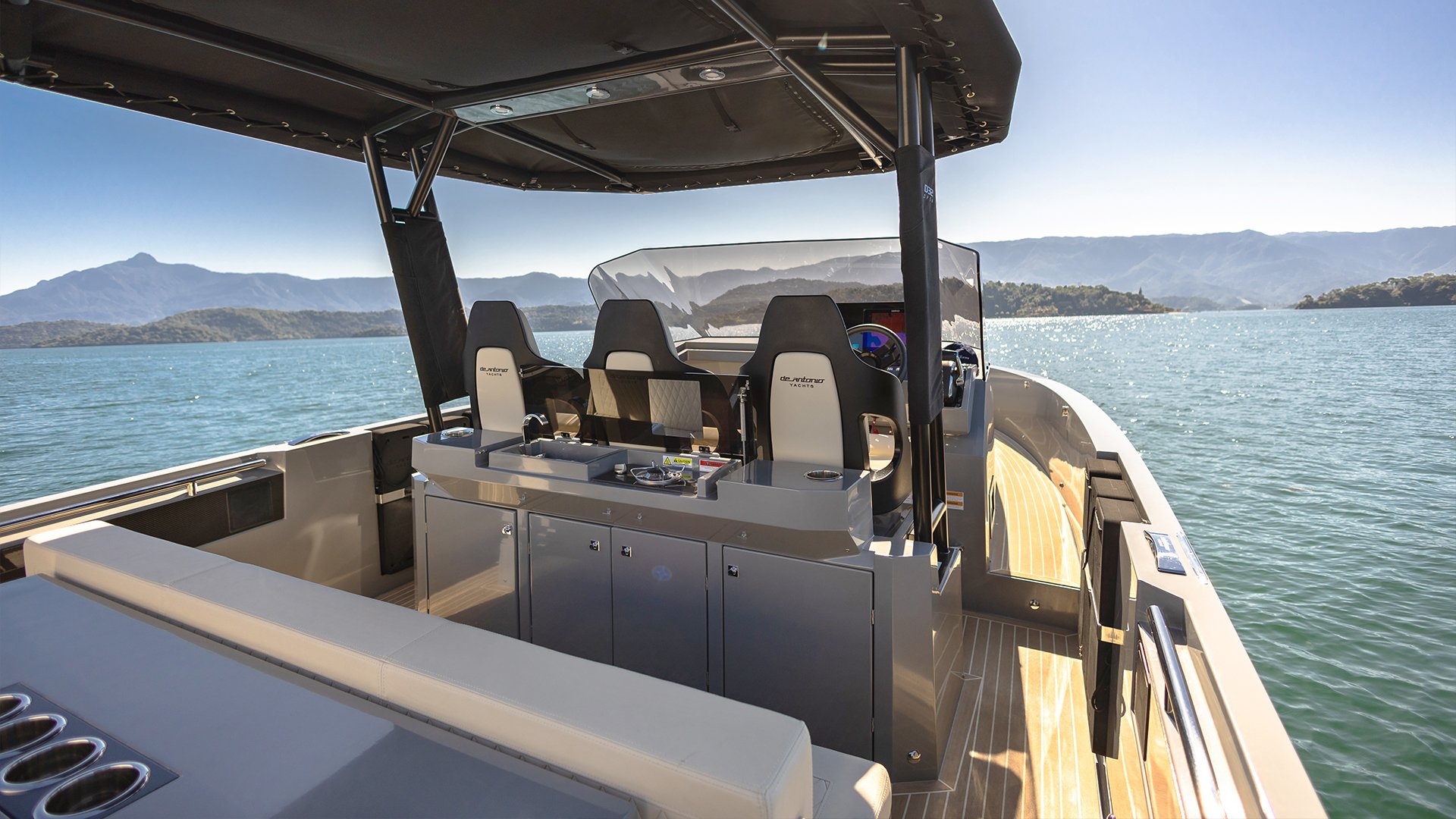 De Antonio Yachts D32